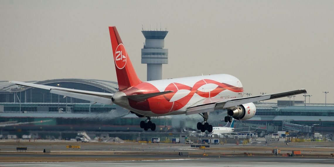21 Air Boeing 767-241ER(BSF) N999YV (24616677632)