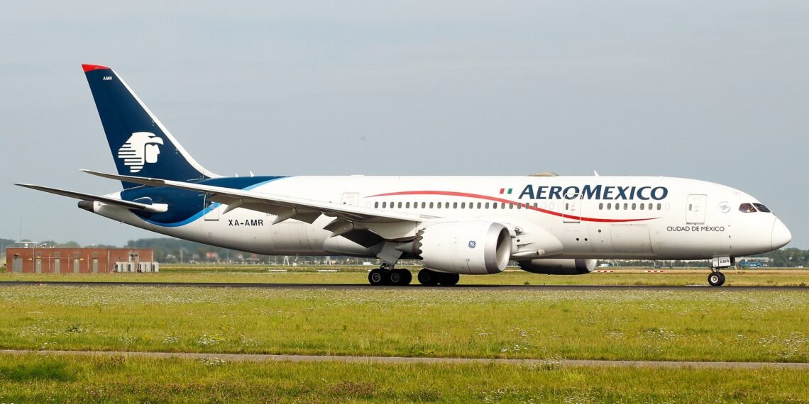 Aeroméxico Boeing 787 landing