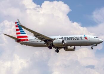 American Airlines Boeing 737-800 landing at Washington National