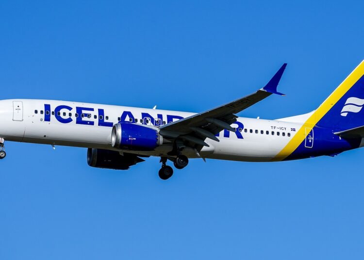 Icelandair Boeing 737 MAX 8 on approach to Berlin Brandenburg