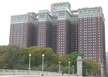 Hilton Chicago hotel exterior