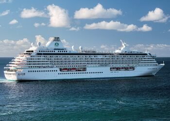 Crystal Serenity under way