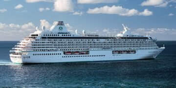 Crystal Serenity under way