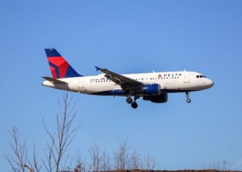 Delta Air Lines Airbus A319 on approach to Atlanta
