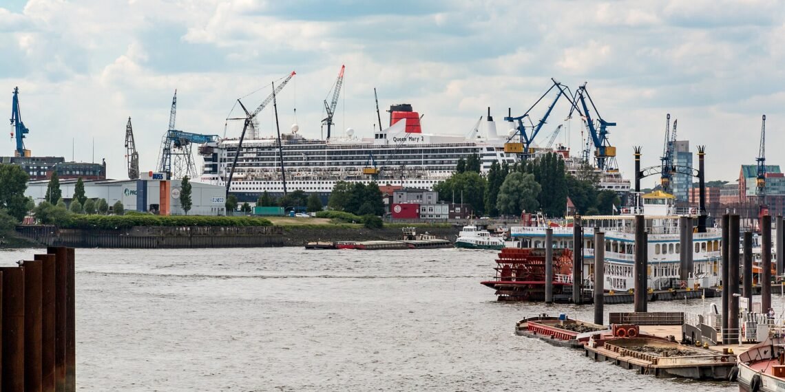 Queen Mary 2 in Hamburg