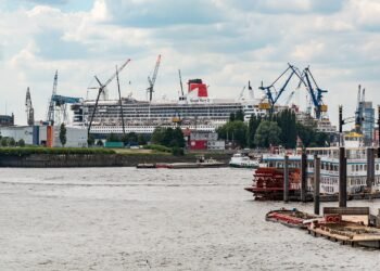 Queen Mary 2 in Hamburg