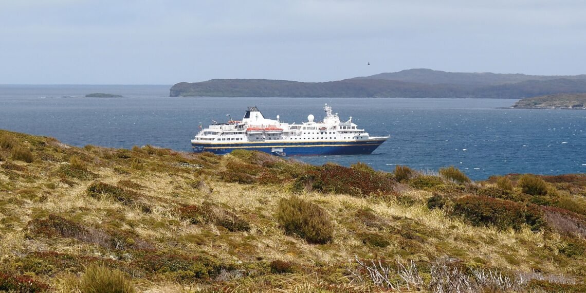 Heritage Adventurer at Auckland Islands 01