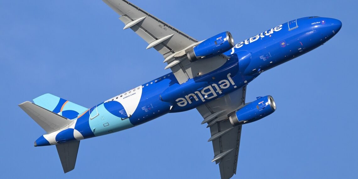 JetBlue Airbus A320 departing Boston