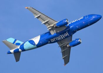 JetBlue Airbus A320 departing Boston
