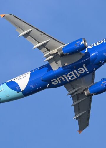 JetBlue Airbus A320 departing