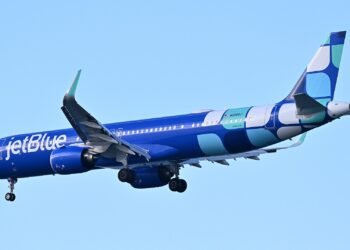 JetBlue Airbus A321neo on final approach