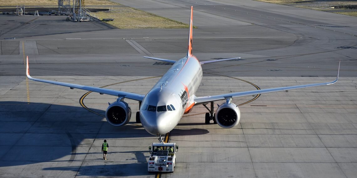 Jetstar Airbus A321neo VH-OYF Perth 2025 (02)