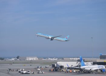 Korean Air Boeing 787-10 departing San Francisco