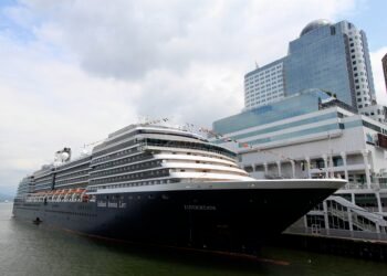 MS Zuiderdam moored at Canada Place cruise ship terminal (5945752057)