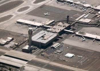 Phoenix-sky-harbor-control-tower