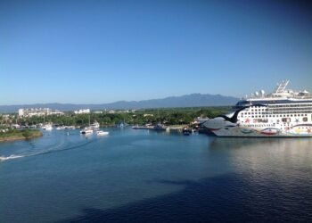 Puerto Vallarta, JAL, Mexico from the cruise ship - panoramio (2)