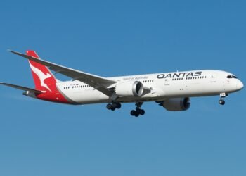Qantas Boeing 787-9 Dreamliner VH-ZNA arriving at Melbourne