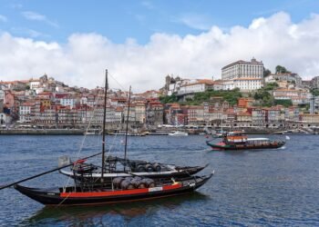 Rabelo boats and Ribeira seen from Cais de Gaia, 20250605 1623 9879