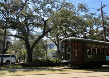 St. Charles Avenue streetcar, New Orleans