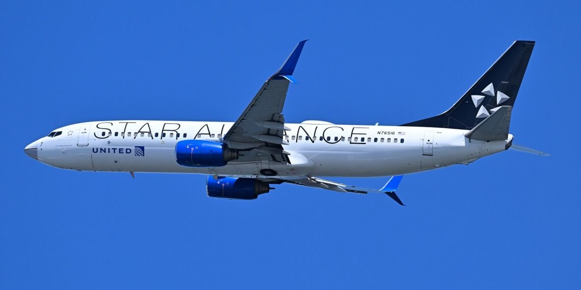 United Airlines Boeing 737-800 departing Boston