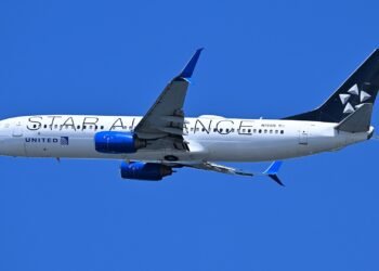 United Airlines Boeing 737-800 departing Boston