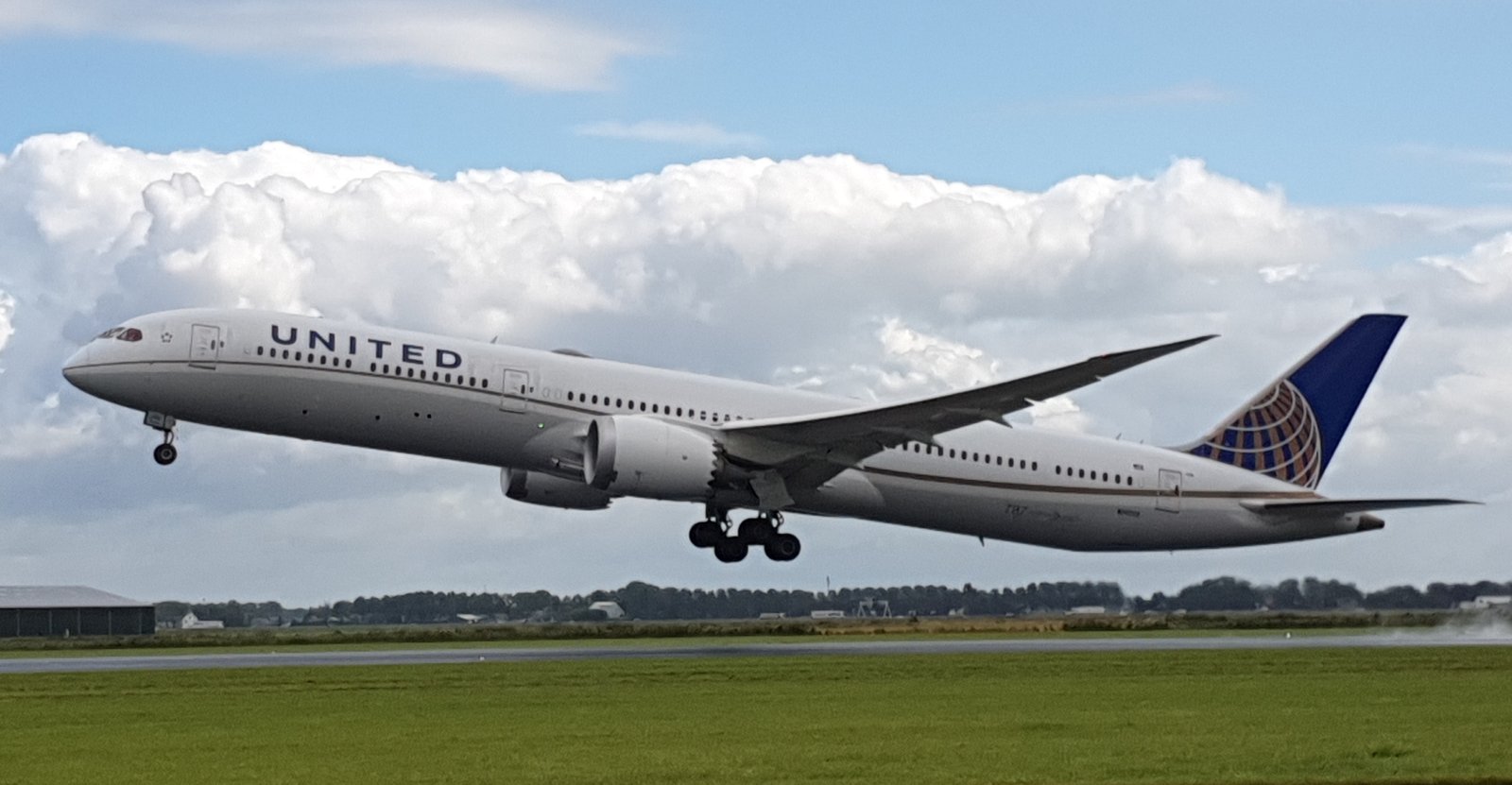 United Airlines Boeing 787-10 N14001 at Schiphol 27-08-2021