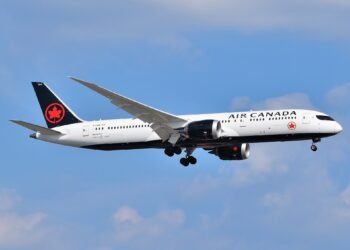 Air Canada Boeing 787-9 Dreamliner C-FVND approaching Newark Airport