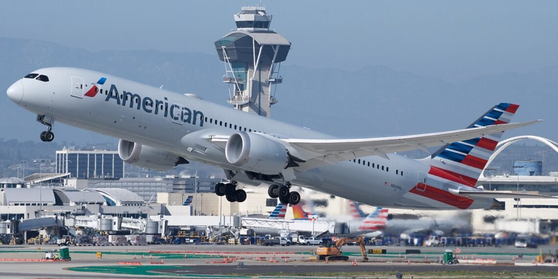 American Airlines Boeing 787-9 Dreamliner N820AL departing Los Angeles