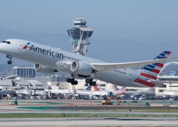American Airlines Boeing 787-9 Dreamliner N820AL departing Los Angeles