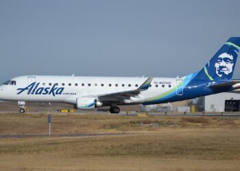 Horizon Air Embraer 175 N633QX taxiing at Calgary International Airport