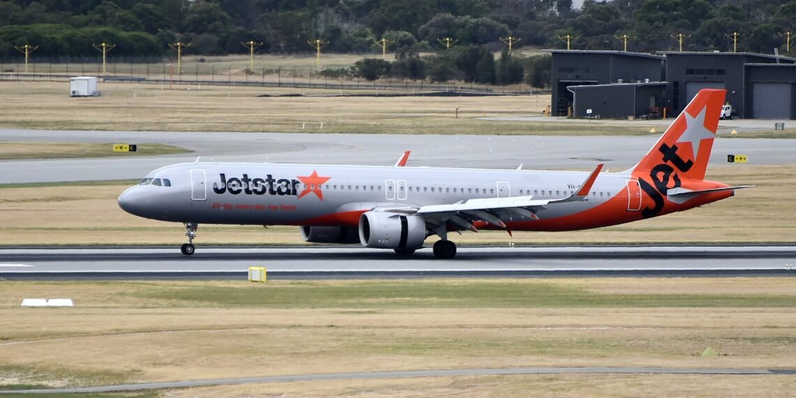 Jetstar Airbus A321neo VH-OYC landing at Perth Airport