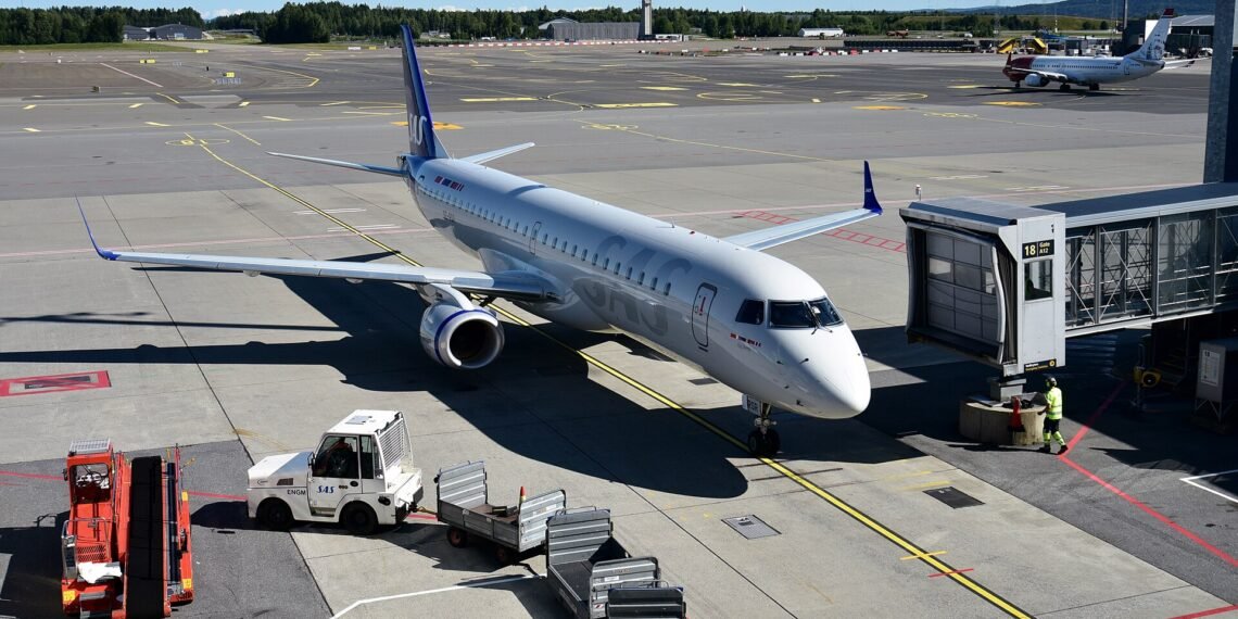 SAS Link Embraer 195 SE-RSR Oslo Gardermoen 2024 (03)