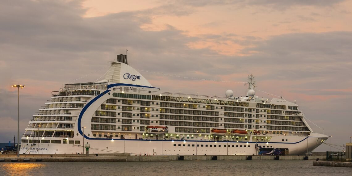 Seven Seas Voyager (ship, 2003), Sète 01