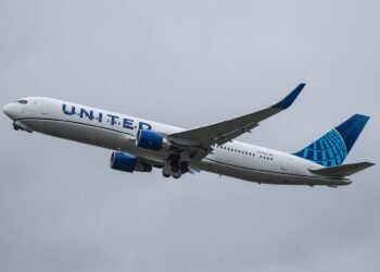United Airlines Boeing 767-300ER N676UA at London Heathrow