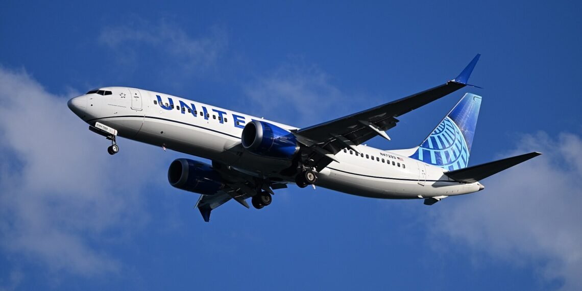 United Airlines Boeing 737-8 MAX N47293 on final approach to Boston Oct 2024 2
