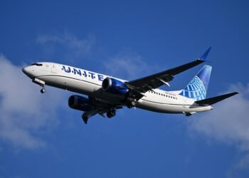 United Airlines Boeing 737-8 MAX N47293 on final approach to Boston Oct 2024 2